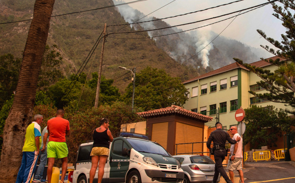 Feu à Tenerife: les pompiers protègent des maisons, la qualité de l'air affectée