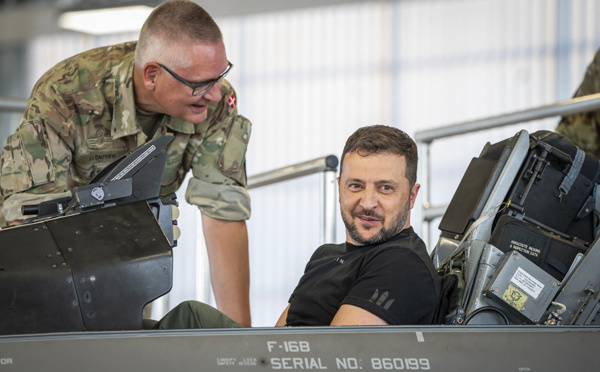 Ukraine: Zelensky se félicite de la livraison promise de 61 avions F-16