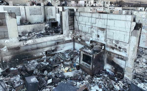 Laser tiré du ciel: les incendies à Hawaï font flamber la désinformation