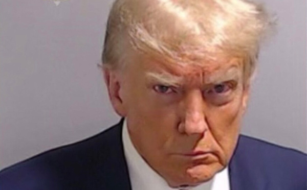 Trump passe par la case prison avec une photo judiciaire historique