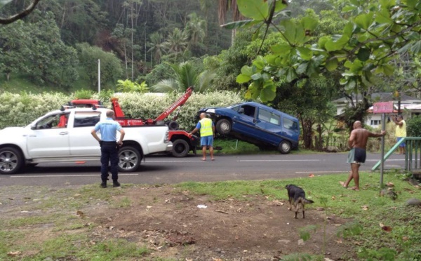 La voiture de la gendarmerie a fini dans l'eau...