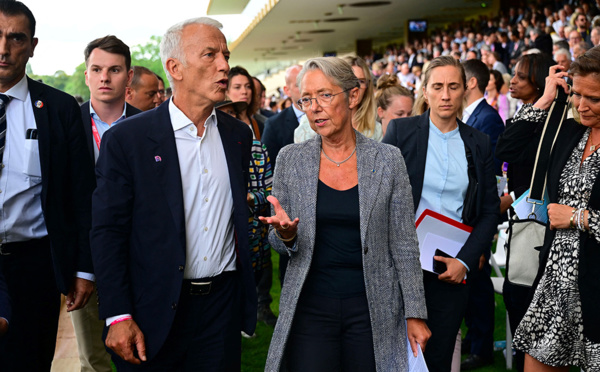 A la rentrée du Medef, l'exécutif cajole le patronat mais persiste sur la CVAE