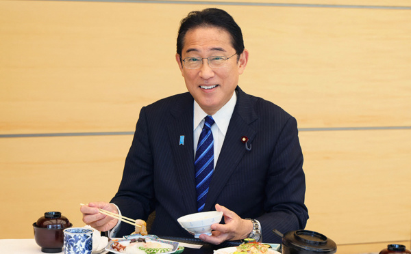 Dans une vidéo, le Premier ministre japonais mange du poisson de Fukushima
