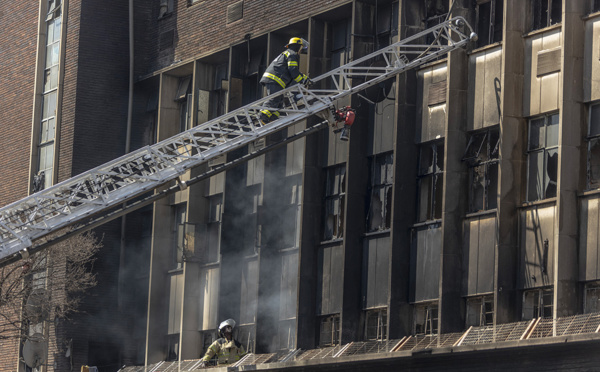 Incendie à Johannesburg: Pris au piège dans un immeuble en flammes