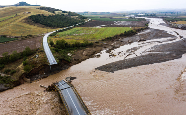 Inondations en Grèce : opération de sauvetage de villageois bloqués