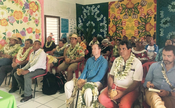 Le Président Edouard Fritch aux Tuamotu aux côtés du président de la commission des lois