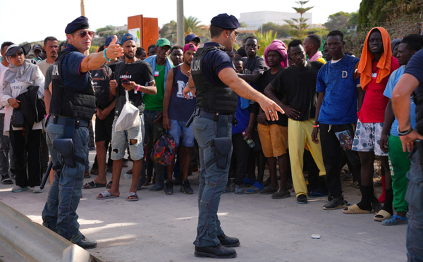 Lampedusa: Darmanin se rend à Rome pour vanter la "fermeté" face à l'afflux de migrants