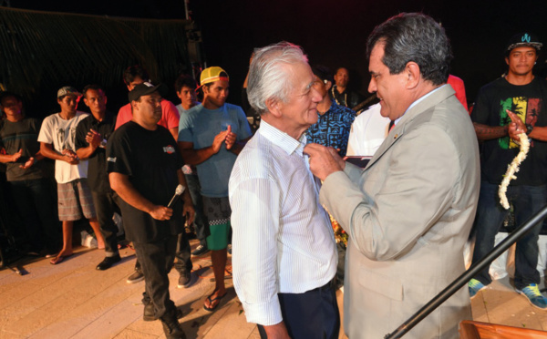 Albert Moux médaillé de l'Ordre de Tahiti Nui à l'occasion de son anniversaire (DIAPORAMA)