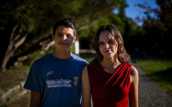 André Oliveira, 15 ans, et sa soeur Sofia, 18 ans. CARLOS COSTA / AFP