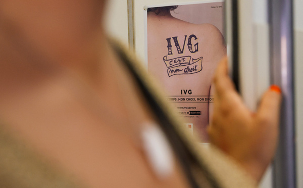 L'inscription de l'IVG dans la Constitution en suspens