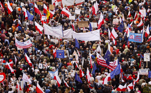 Pologne: l'opposition rassemble "environ un million" de personnes à Varsovie