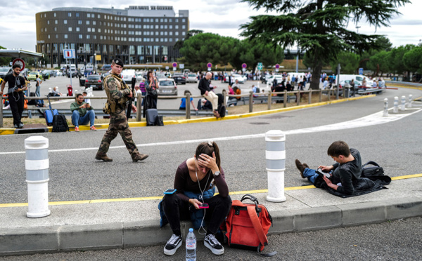 De nombreux aéroports français encore évacués jeudi après des alertes à la bombe