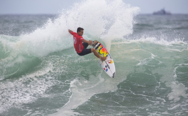 Les Vaast et Vahine Fierro en course aux championnats de France de surf