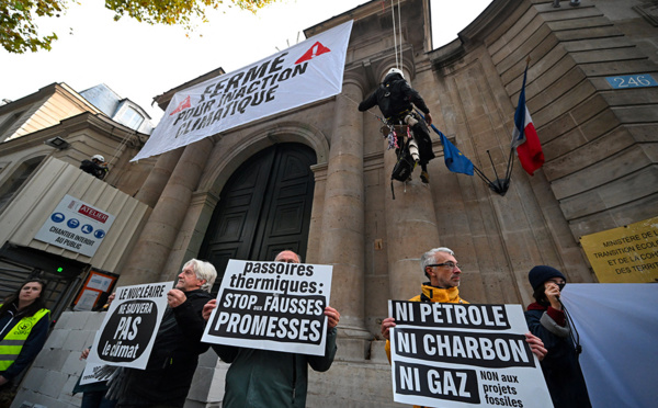 Action coup de poing devant des ministères pour dénoncer l'"inaction climatique" du gouvernement