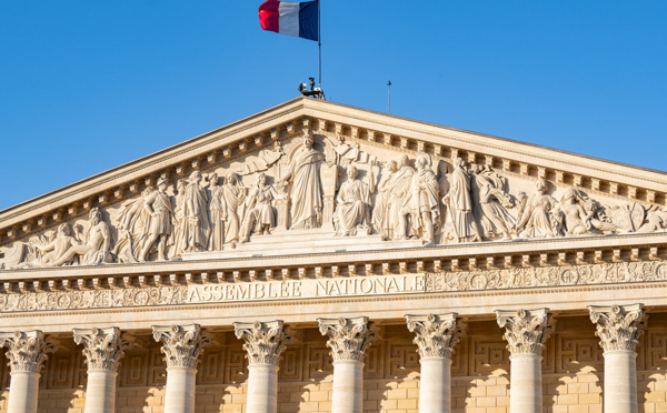 Budget: la frustration des députés face au "jour sans fin" des 49.3