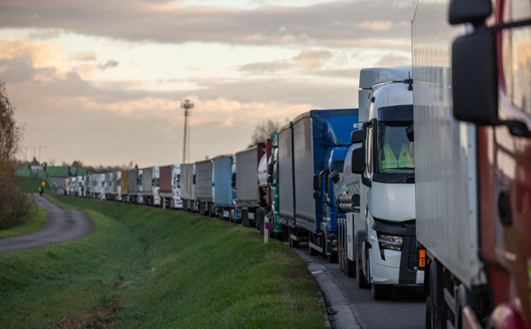 Blocage de routiers: plus de 20.000 véhicules à la frontière entre Ukraine et Pologne