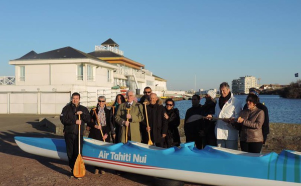 Va’a V6 – La pirogue offerte par ATN est arrivée aux Sables d’Olonne.