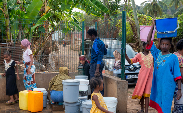 Mayotte au défi de la distribution d'eau en bouteille pour tous