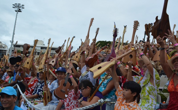[PHOTOS] 4750 joueurs de ukulele s'emparent du record du monde
