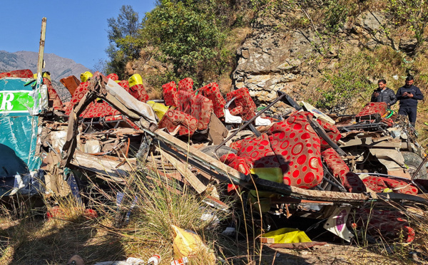 Au moins 37 morts dans un accident d'autocar au Cachemire indien