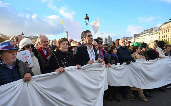 Israël-Hamas: marche silencieuse à Paris à l'appel du monde de la culture