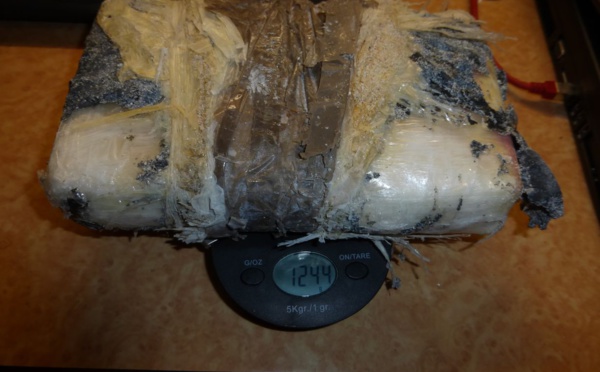 L'équipe du Prairial découvre 1.2 kilo de cocaïne à Clipperton