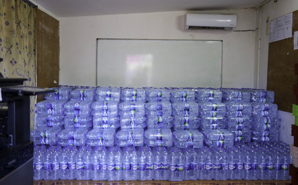 La distribution générale d'eau en bouteille a commencé à Mayotte