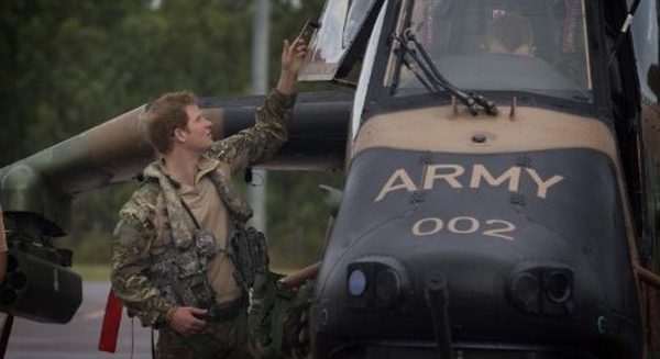 Le Prince Harry s'exerce en hélicoptère dans le bush australien