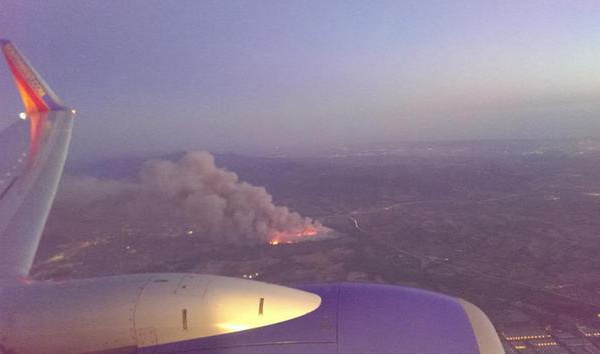 Los Angeles menacée par des incendies de broussailles, des habitants évacués