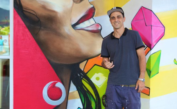 Vodafone propose aux artistes polynésiens d’exposer gratuitement dans ses boutiques.