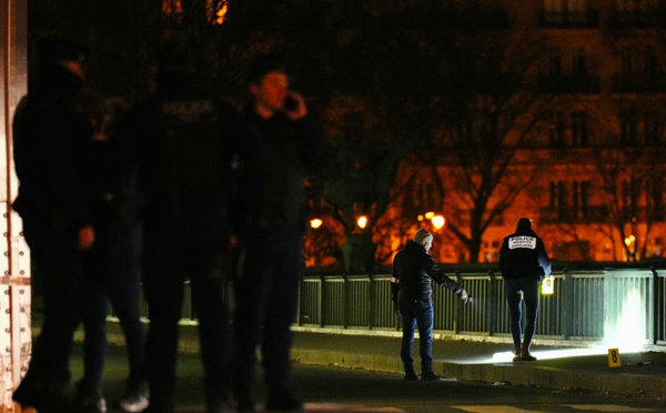 Attaque au couteau près de la tour Eiffel à Paris: l'assaillant devant les enquêteurs antiterroristes