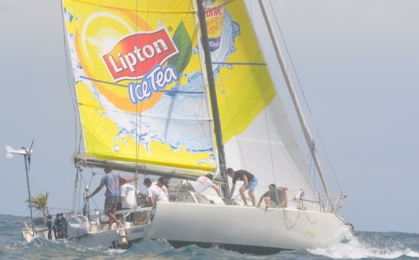 Challenge entreprise: Un voilier Lipton Ice Tea dans la Tahiti Pearl Regatta