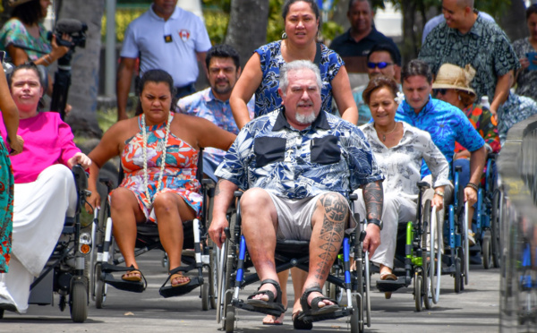 Le gouvernement s'essaye au handicap
