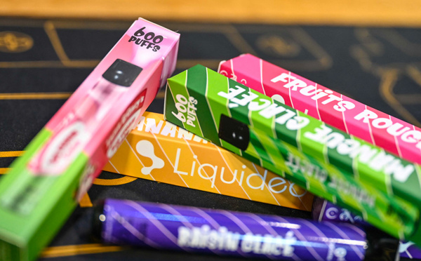 L'Assemblée unanime contre le "fléau" des cigarettes électroniques jetables