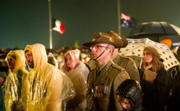 Des milliers de personnes célèbrent l'héroïsme des soldats tombés à Gallipoli