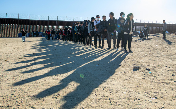 En Californie, les migrants retenus dans des "camps de détention à ciel ouvert"
