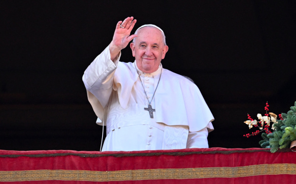 Le Vatican autorise la bénédiction sous conditions des couples de même sexe