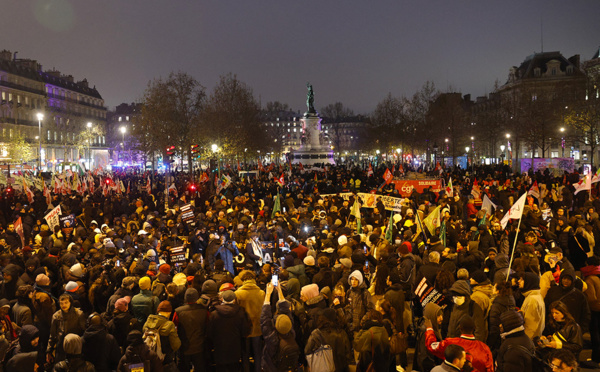 Loi immigration: début d'une réunion décisive au Parlement, accord imminent avec la droite