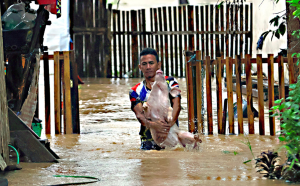 Philippines: des milliers de personnes fuient leur foyer avant une tempête tropicale