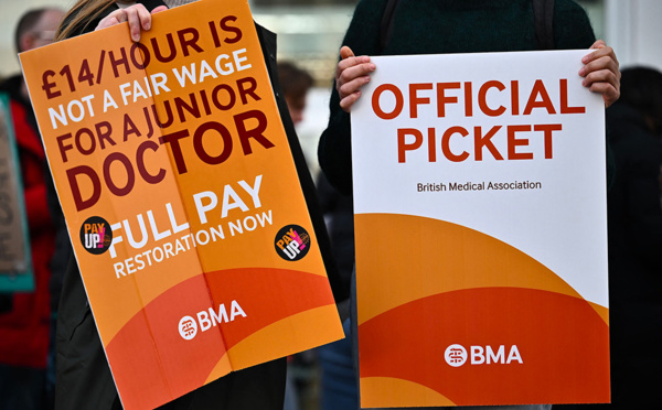 Des médecins de nouveau en grève en Angleterre, dans des hôpitaux déjà sous pression