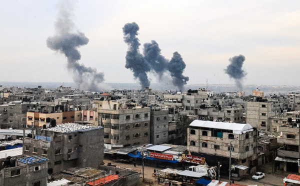 La guerre a fait 20.000 morts à Gaza selon le Hamas, tractations en vue d'une trêve