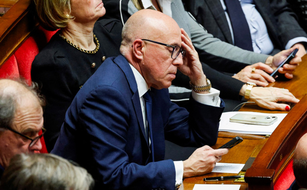 Immigration: inquiète d'un contournement de la loi, la droite accentue la pression