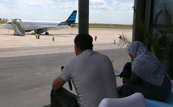 Marne: un avion transportant 303 Indiens immobilisé, soupçons de traite d'êtres humains"