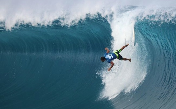 Free Surf – Michel Bourez se blesse à Teahupo’o.
