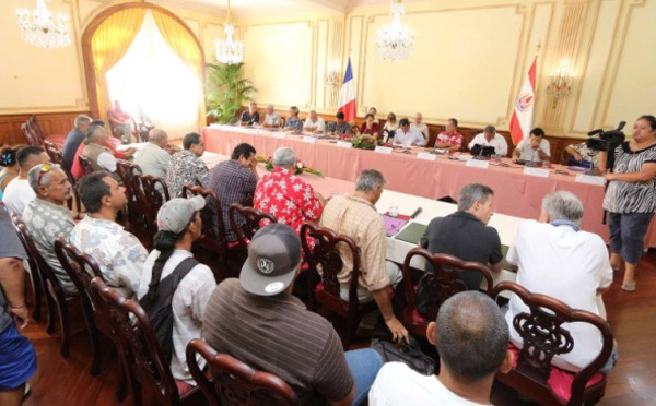 Le gouvernement rencontre les centrales syndicales