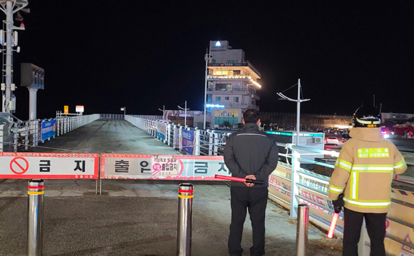 Série de puissants séismes au Japon, suivis d'un tsunami