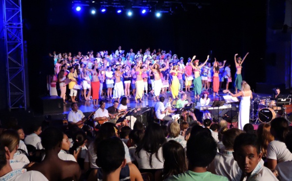 Les cartes postales musicales de 350 choristes