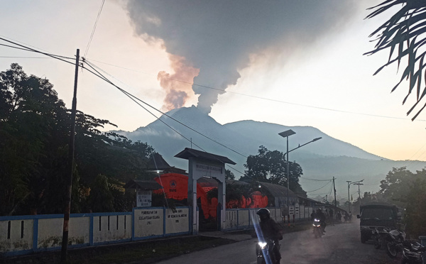 Indonésie: 2.000 personnes évacuées après l'éruption d'un volcan à Florès