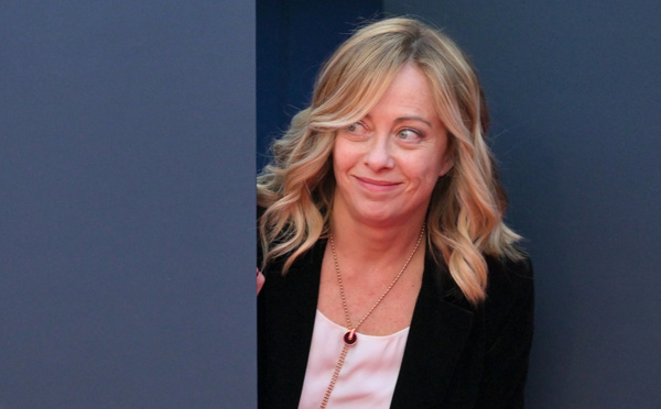 Un député du parti de Meloni porte une arme au réveillon: un blessé