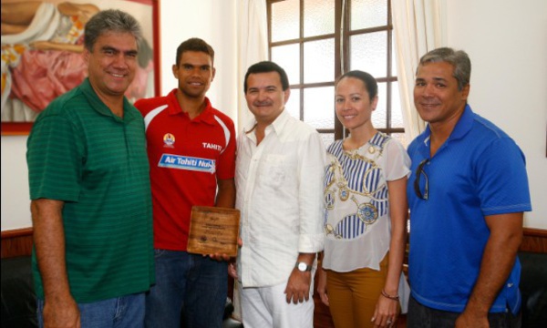 René Temeharo reçoit Hiromana Flores